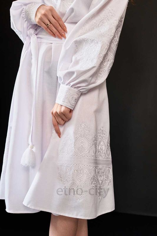 Sukienka damska haftowana z monogramem - biała, 40