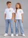 Biały bawełniany dziecięcy T-shirt typu unisex z niebiesko-ż&oacute;łtym haftem przedstawiającym tryzub (w stylu z Petrakiwki), 3-4